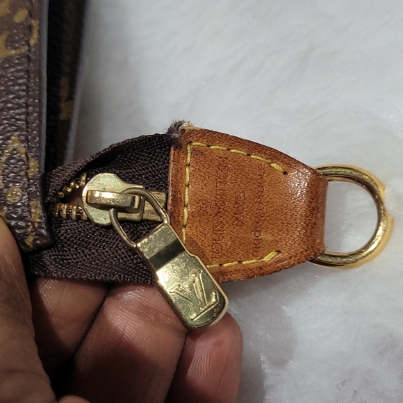 Louis Vuitton Cosmetics Pouch / Pochette - Picture 9 of 16